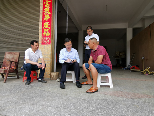 左志锋（左二）在枫林街道办事处曾庆文家走访