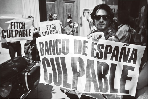 P56-2011年7月28日，西班牙马德里，某组织集会谴责评级机构在不同国家的债务中存在投机行为。CFP