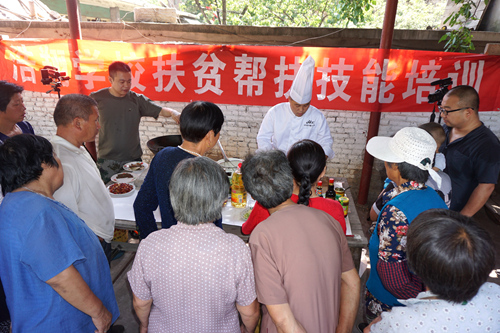 村民们在家门口学习烹饪技能很高是兴（姚玉龙摄）