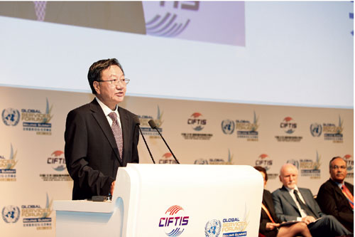 P52商务部副部长姜增伟出席全球服务论坛并透露，本届政府削减1:3以上行政审批，大部分涉及服务业。IC