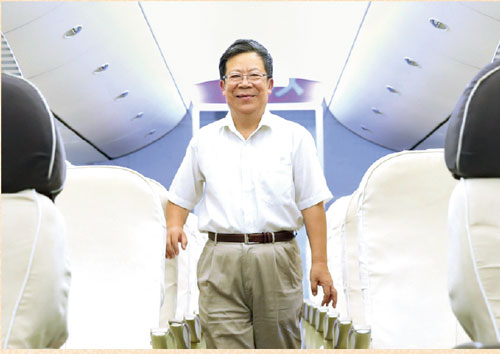 P35原上海飞机设计研究所副所长杨作利登上C919-展示样机-（-王脊梁_-摄）