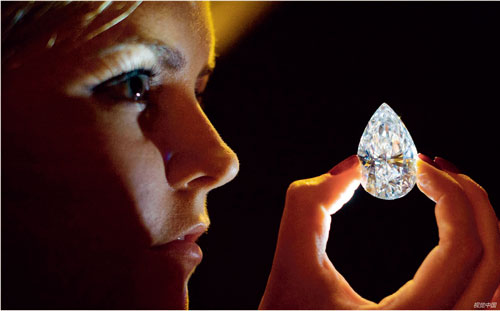 P392013-年3-月13-日，英国伦敦，佳士得工作人员展示一颗101.73-克拉的梨形钻石。