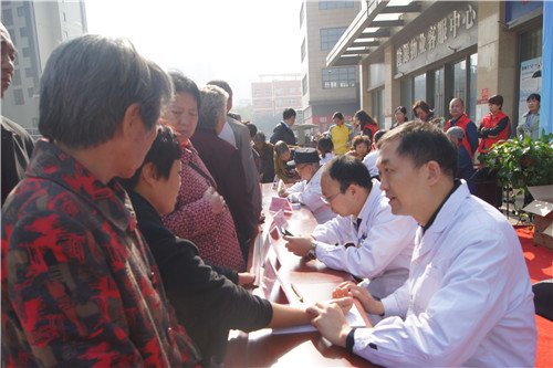 珠江路街道党工委与民革涧西支部定期组织到社区开展义诊体检、健康教育志愿服务