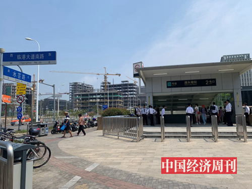 滴水湖地铁口，上海松江地区的房产中介特地赶来抢客源 （摄影 宋杰）