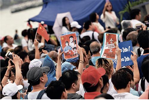 p108-28月17日，香港市民在金钟添马公园举行“反暴力、救香港”大集会，呼唤和谐稳定，希望香港尽快回复社会正常秩序。