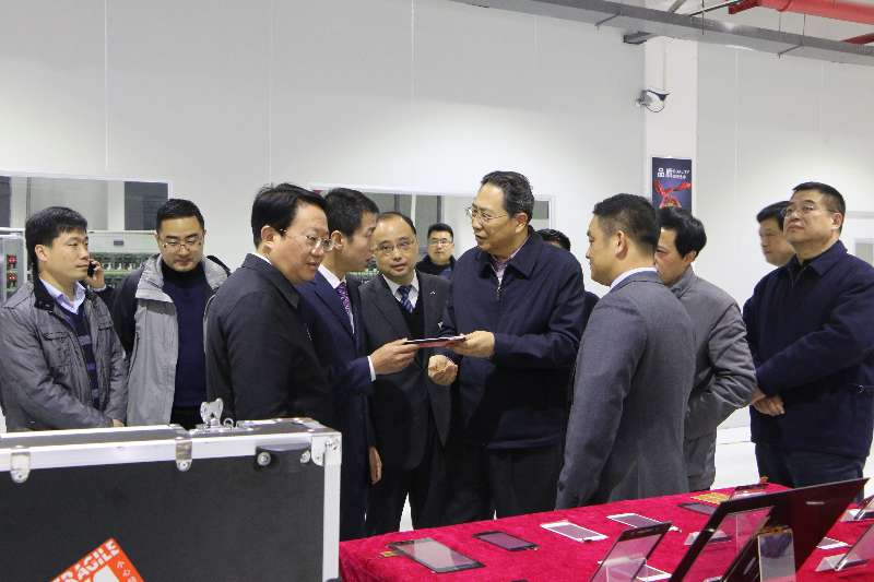 2016年12月20日，安徽省委书记李锦斌在宿州高新区新亚电子调研。