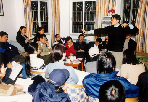 2000年，马云在湖畔花园给团队开会