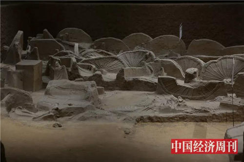 虢国墓考古发掘现场如今向公众开放，图为一号车马坑