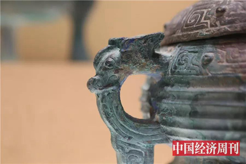三门峡虢国博物馆所陈列青铜器文物上的龙饰