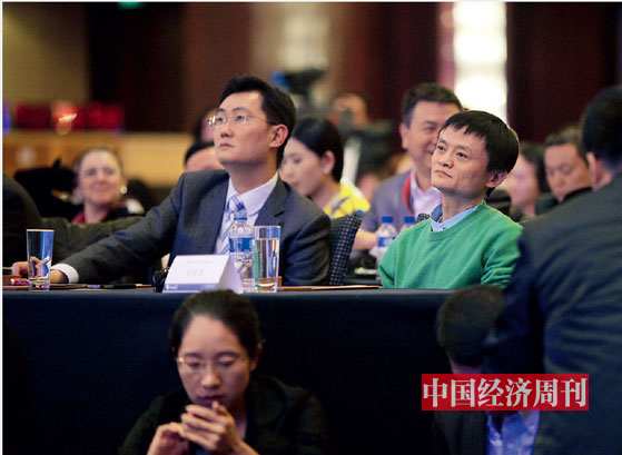 2010 年12 月5 日  中国企业家年会现场,“同桌的你”：马云和马化腾（左）。（《中国经济周刊》首席摄影记者 肖翊 摄）