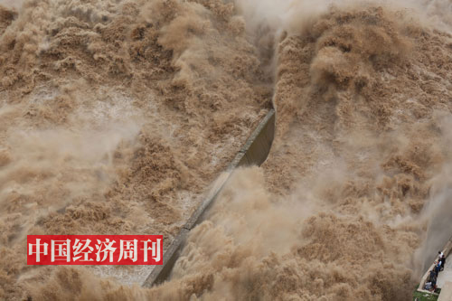2019-年8-月下旬，三门峡大坝正值泄洪时节，几位参观的游客正感受开闸放水的恢弘气势。《中国经济周刊》记者-胡巍_-摄