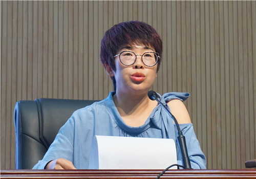 石家庄文化传媒学校招生就业处主任朱春玲做就业动员