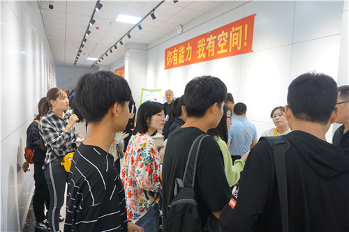 双选会现场人头攒动，毕业生咨询参会企业招聘情况