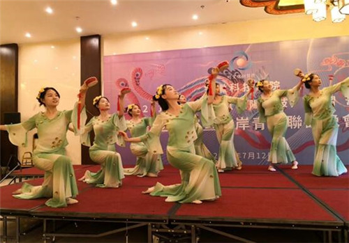 皖台学生在明文化（凤阳花鼓）研习营联合晚会上同台表演。