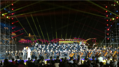 经典之夜大型民族交响音乐会现场。摄影李开南