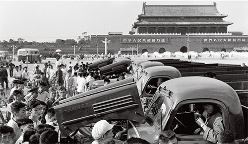 p32 第一汽车制造厂制造出来的第一批38 辆“解放牌”汽车1956 年8 月21 日运到北京准备参加首都国庆节的检阅和游行。这是在天安门广场上，首都人民纷纷前来参观第一批“解放牌”汽车。新华社