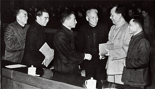 p47 1962 年2 月，毛泽东、刘少奇、周恩来、朱德、陈云、邓小平在中共中央工作会议上。新华社
