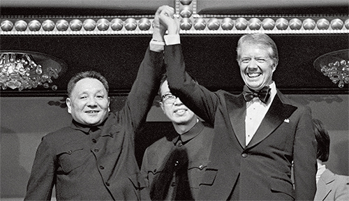 p80 1979 年1 月29 日，邓小平（左）在美国华盛顿肯尼迪中心观看表演时与美国总统卡特一起向观众致意。新华社