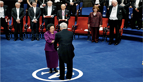 p200 2015 年12 月10 日，在瑞典首都斯德哥尔摩举行的2015 年诺贝尔奖颁奖仪式上，中国科学家屠呦呦（前左）从瑞典国王卡尔十六世·古斯塔夫手中领取诺贝尔生理学或医学奖。新华社