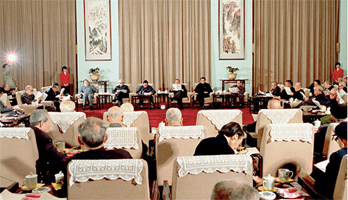 p104 1985 年3 月30 日，中共中央邀请各民主党派、全国工商联负责人和无党派民主人士等在北京人民大会堂举行座谈会，就价格改革、工资制度和教育制度改革方案征求大家的意见。新华社