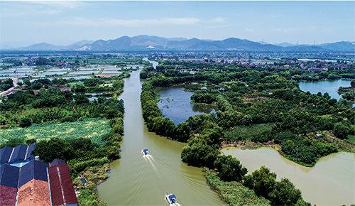 p188 浙江省湖州市东林镇保健村的河道。过去40 年，中国森林覆盖率几乎翻番， 绿色发展理念根植人心。新华社