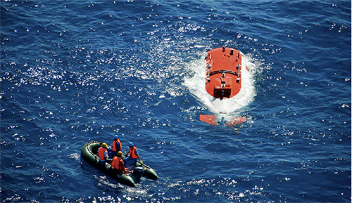 p107 2010 年8 月27 日，我国第一台自行设计、自主集成研制的“蛟龙号”深海载人潜水器首次突破3700 米水深记录。此后，接连取得5000 米级和7000 米级海试成功。新华社