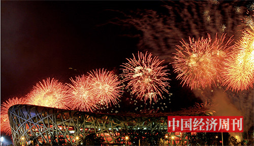 p170 2008 年8 月8 日20 时，北京奥运会开幕的礼花绽放在北京上空。《中国经济周刊》首席摄影记者 肖翊_ 摄
