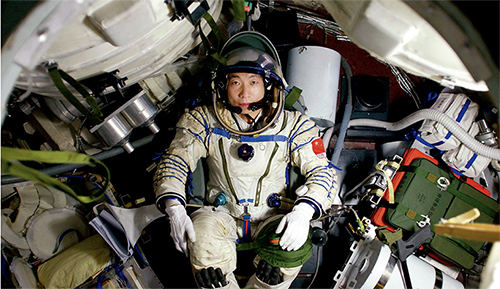 p158 中国进入太空第一人杨利伟在返回舱 视觉中国