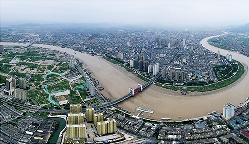 p134 从6000 多人的小渔村，到上世纪80 年代农民集资2 亿元建造“中国第一座农民城”，浙江温州的龙港镇于2019 年8 月获批撤镇设县级市。视觉中国