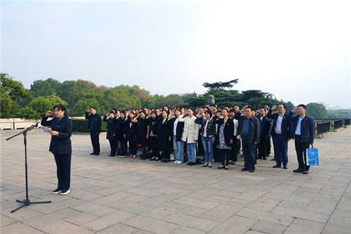 2、贾俐俐带领党员干部在纪念碑前重温入党誓词 （姜维 摄）