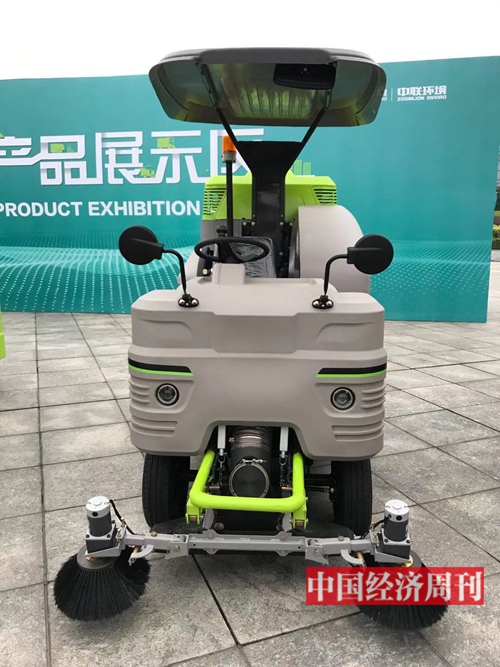 中联环境推出的小型智能环卫机器人。李永华