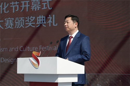 书记,盛泽镇党委书记,中国东方丝绸市场党工委书记王益冰主持开幕式