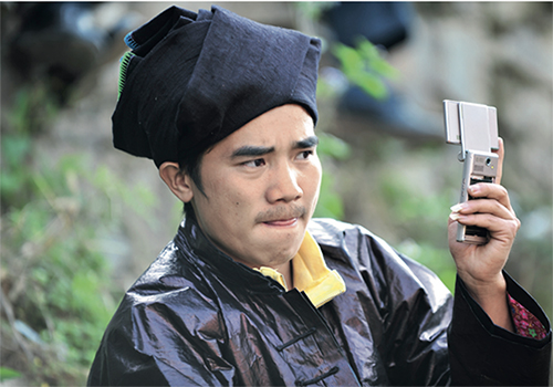 p48 2014年，贵州黎平铜关村村民使用手机上的为村平台。