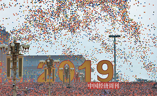 p52 10 月1 日上午，庆祝中华人民共和国成立70 周年大会、阅兵活动、群众游行在北京天安门广场隆重举行。
