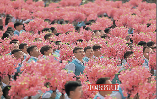 p61-2 《中国经济周刊》记者在现场拍摄了盛大热闹的群众游行场面。