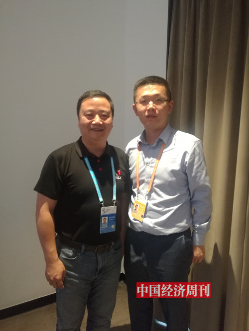 大搜车创始人兼CEO姚军红（左一）接受《中国经济周刊》记者采访。