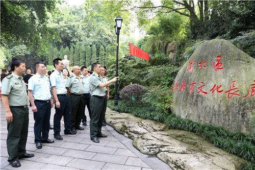 重庆市渝北区人武部部长王代兵在介绍国防教育文化长廊  夏一仁摄_wps