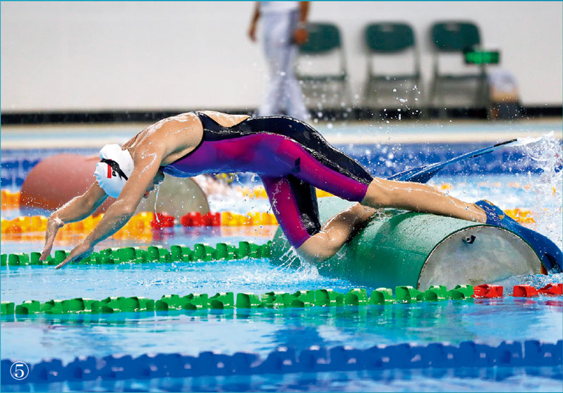 10月24日，波兰选手特鲁什琴斯卡以49.2 秒、1458 分的成绩列海军五项赛事女子组实用游泳单项第一名。图片来源：新华社 视觉中国