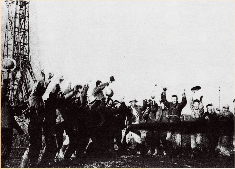 1959 年，黑龙江大庆油田工人欢呼第一口油井试喷成功。视觉中国