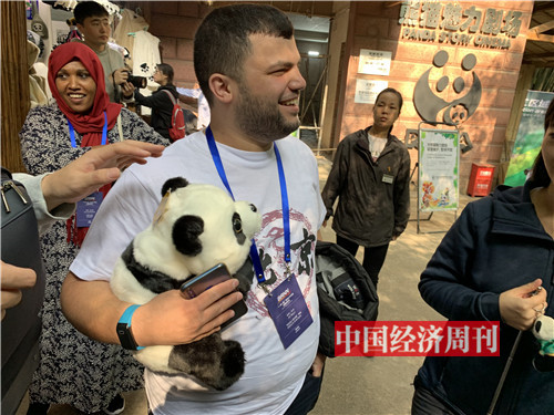来自黎巴嫩的学员买了一只大熊猫玩偶。