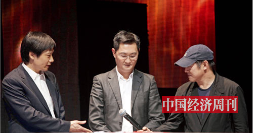 5月7日，北京GMIC全球移动互联网大会，小米科技ceo雷军（左）、腾讯CEO马化腾（中）与壹基金创始人李连杰（右）握手致敬。--CFP