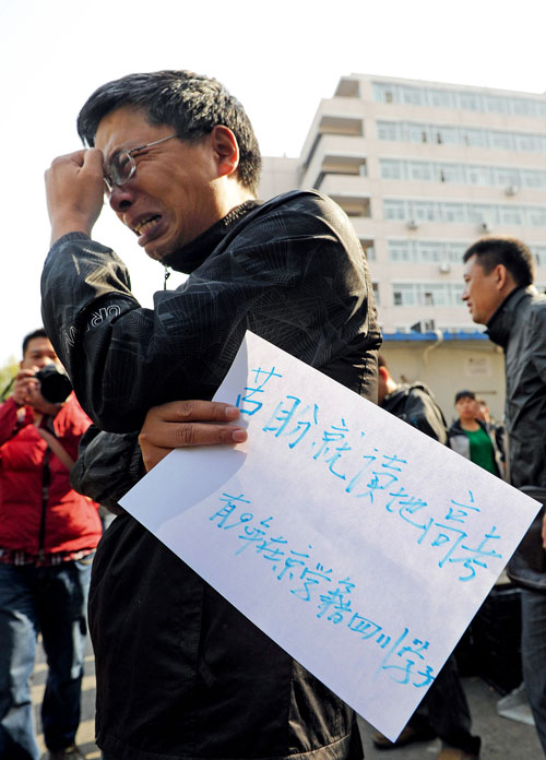 cfp4349467172012年10月25日，北京市教委，为异地高考政策出台而奔波的考生家长的心声。