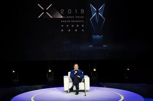 2019年11月，杨振宁参加“科学探索奖”颁奖典礼
