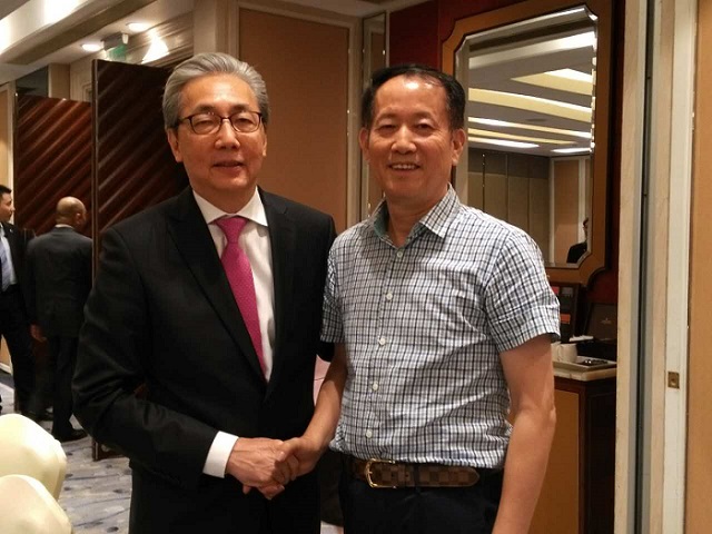 6、蒋成玉（右）与泰国总理颂奇合影 （陈瑜 摄）