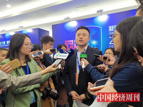 腾讯云的签约代表李向前接受媒体采访 《中国经济周刊》记者 罗赟 摄