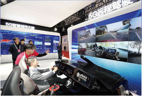P46中国移动展示5G 远程驾驶。