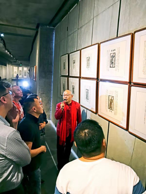 书法家许兰武在厦门在东方艺术馆讲解汉画像题跋作品