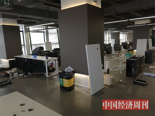 p82-2 工人在拆卸办公场所内的办公桌《中国经济周刊》记者 陈一良I 摄