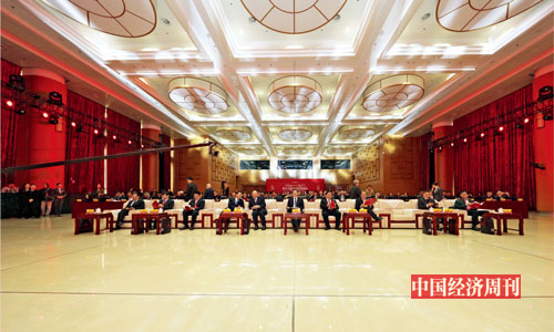 P007 2019 年12 月22 日，由人民日报社指导、《中国经济周刊》主办的第十八届中国经济论坛在人民日报社举行。来自政商学界的400 多位嘉宾出席论坛。