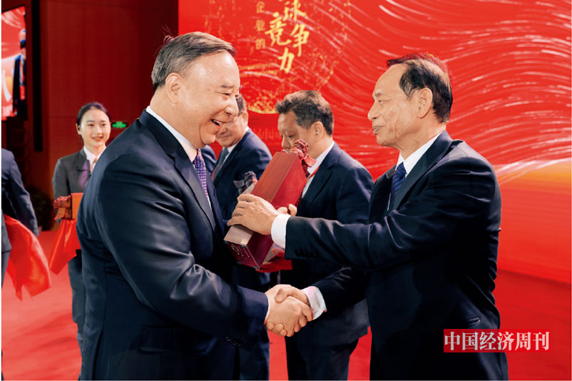 P15 中国上市公司协会会长宋志平为获奖单位颁奖
